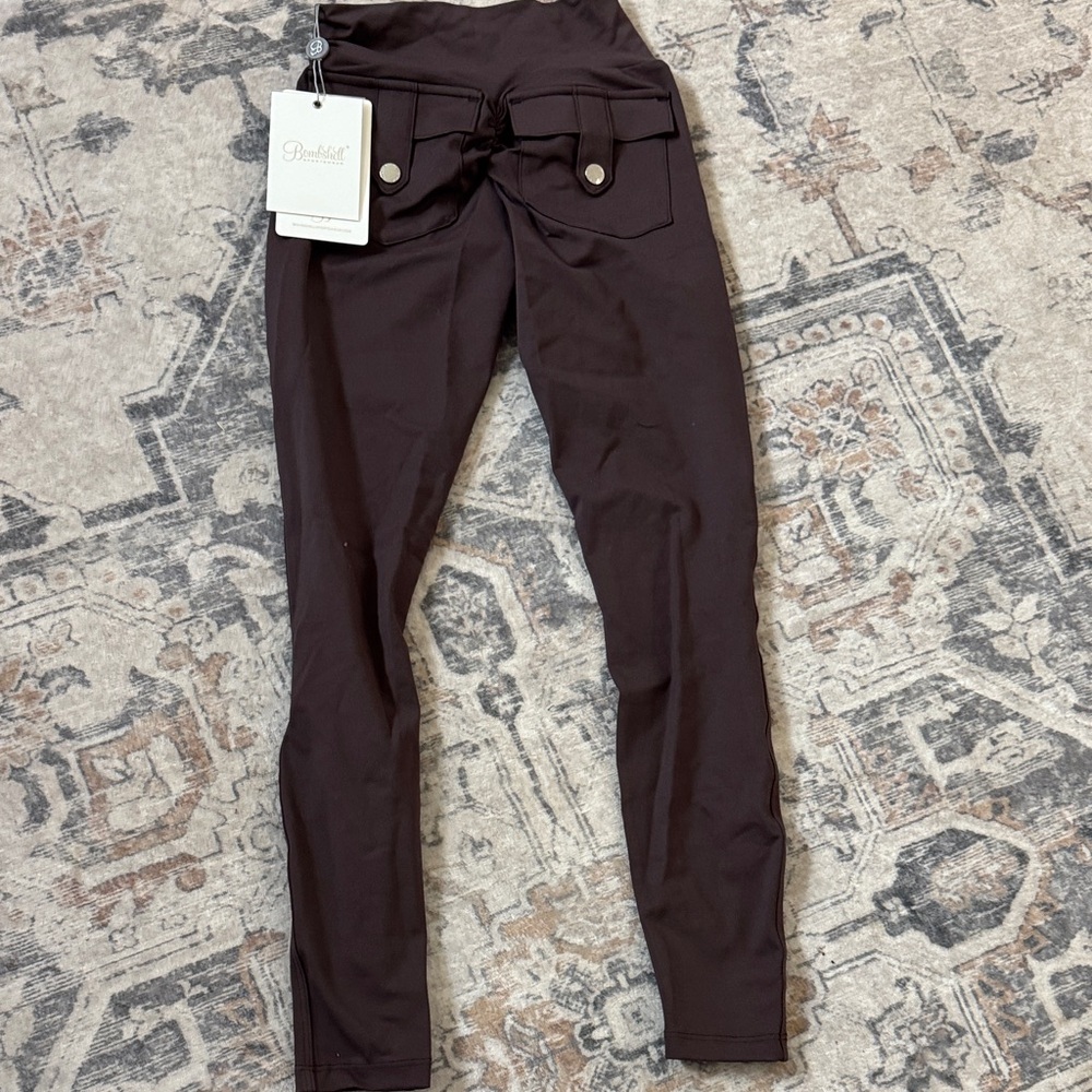 NWT XS bombshell Sportswear Hi-rise leggings with back pockets and scrunch